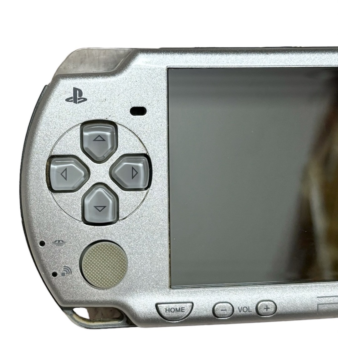 PlayStation Portable(プレイステーションポータブル)のPSP2000   本体  バッテリーなし  ジャンク品  シルバー エンタメ/ホビーのゲームソフト/ゲーム機本体(携帯用ゲーム機本体)の商品写真