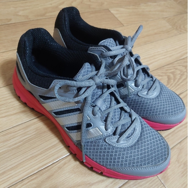 adidas(アディダス)の【期間限値下げ】adidas　24.5cm ランニング　スニーカー　レディース レディースの靴/シューズ(スニーカー)の商品写真