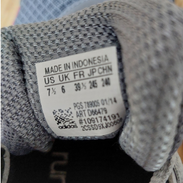 adidas(アディダス)の【期間限値下げ】adidas　24.5cm ランニング　スニーカー　レディース レディースの靴/シューズ(スニーカー)の商品写真