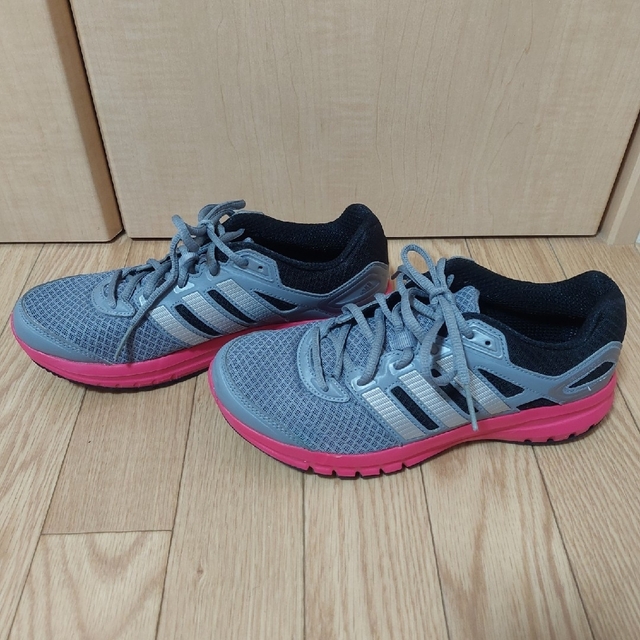 adidas(アディダス)の【期間限値下げ】adidas　24.5cm ランニング　スニーカー　レディース レディースの靴/シューズ(スニーカー)の商品写真