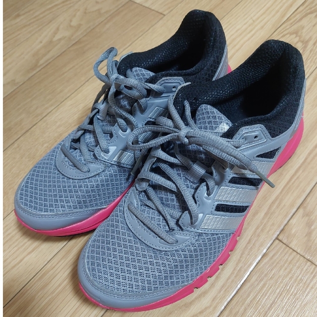 adidas(アディダス)の【期間限値下げ】adidas　24.5cm ランニング　スニーカー　レディース レディースの靴/シューズ(スニーカー)の商品写真