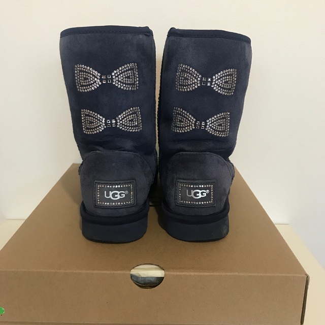 靴/シューズUGG アグ クラシックショートブーツ スワロフスキー リボン US7