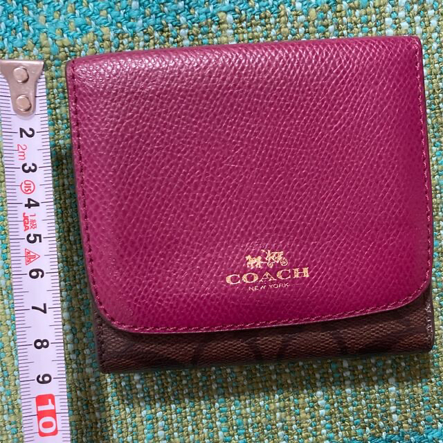 COACH(コーチ)の【COACH 】モノグラム ２つ折 コンパクト 財布　ブラウンPVC／フューシャ レディースのファッション小物(財布)の商品写真