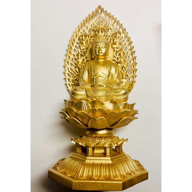 釈迦如来坐像 仏教美術　仏像　金色 エンタメ/ホビーの美術品/アンティーク(彫刻/オブジェ)の商品写真