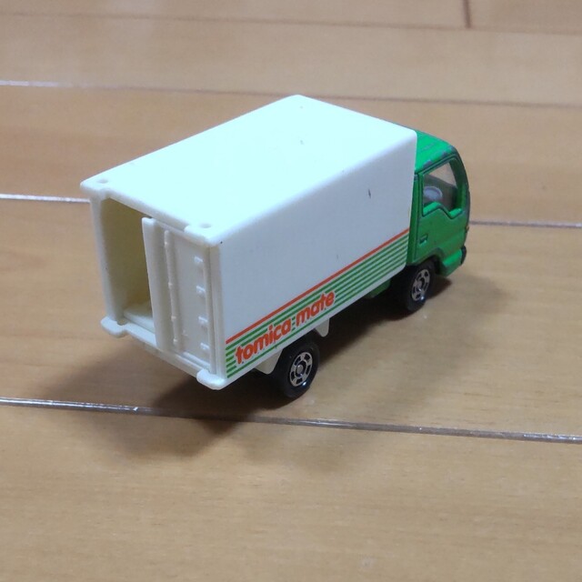 トミカ　マート　ISUZU　トラック エンタメ/ホビーのおもちゃ/ぬいぐるみ(ミニカー)の商品写真