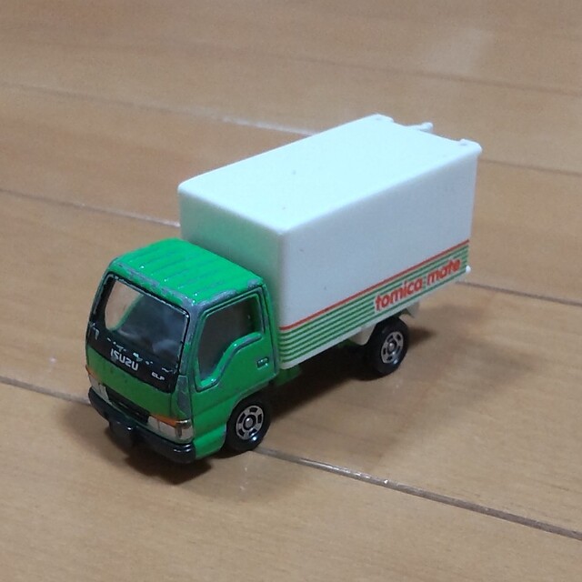 トミカ　マート　ISUZU　トラック エンタメ/ホビーのおもちゃ/ぬいぐるみ(ミニカー)の商品写真