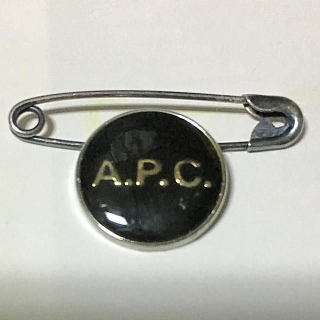 A.P.C(アーペーセー)のあや様専用 APC バッジ レディースのファッション小物(その他)の商品写真