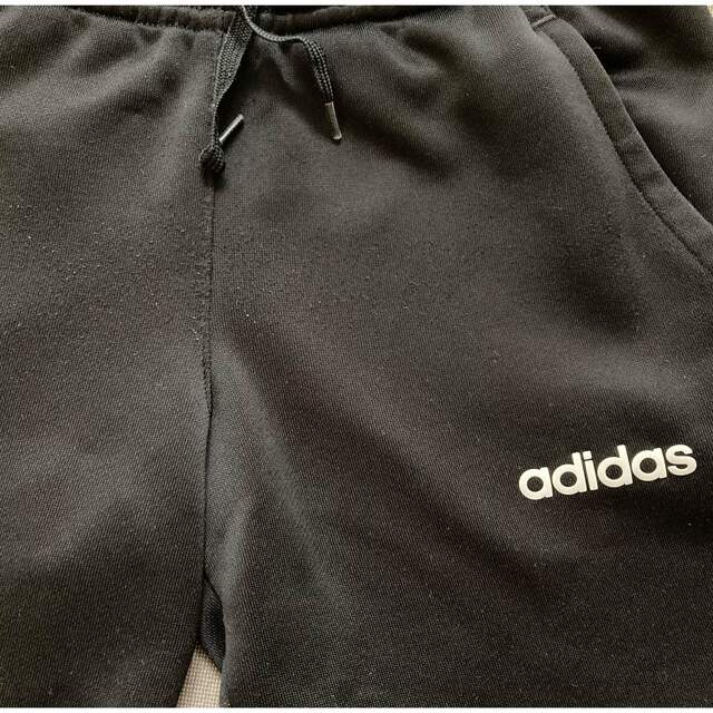 adidas(アディダス)のadidas ジャージ　パンツ　130 キッズ/ベビー/マタニティのキッズ服男の子用(90cm~)(パンツ/スパッツ)の商品写真