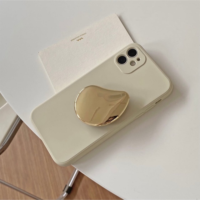 LOWRYS FARM(ローリーズファーム)のiPhoneシリコンケース スタンド付きスマホカバー 淡色ベージュ 韓国っぽ スマホ/家電/カメラのスマホアクセサリー(iPhoneケース)の商品写真