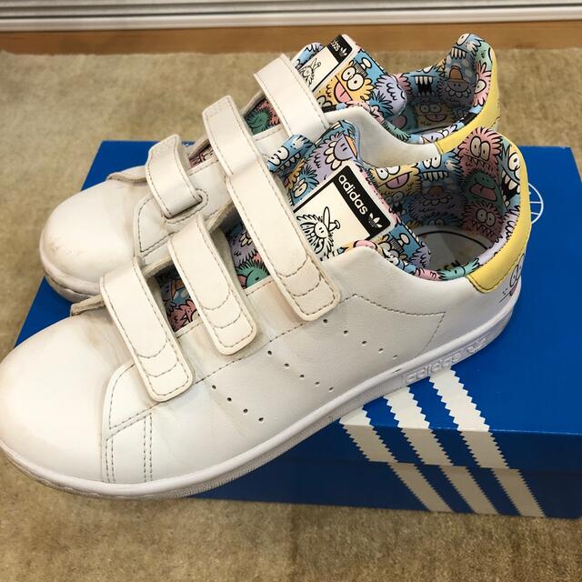 adidas(アディダス)のアディダス✖️ケヴィン•ライオンズ　スタンスミスkids キッズ/ベビー/マタニティのキッズ靴/シューズ(15cm~)(スニーカー)の商品写真