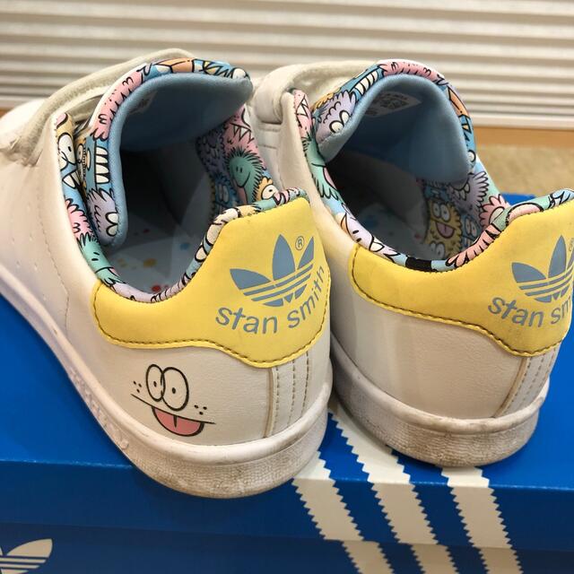 adidas(アディダス)のアディダス✖️ケヴィン•ライオンズ　スタンスミスkids キッズ/ベビー/マタニティのキッズ靴/シューズ(15cm~)(スニーカー)の商品写真