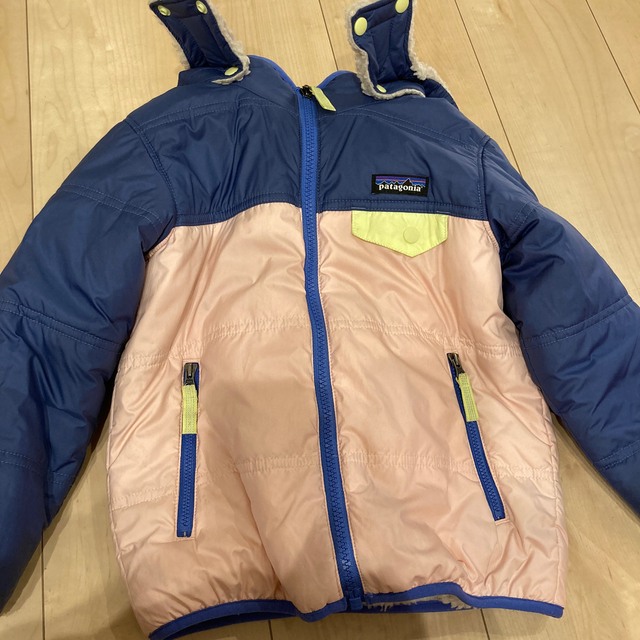 patagonia(パタゴニア)のパタゴニア　リバーシブル　ジェケット　5t キッズ/ベビー/マタニティのキッズ服女の子用(90cm~)(ジャケット/上着)の商品写真