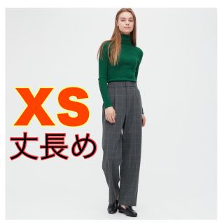 ユニクロ(UNIQLO)のユニクロ　タックワイドパンツ　丈長め　グレー　チェック　S(カジュアルパンツ)