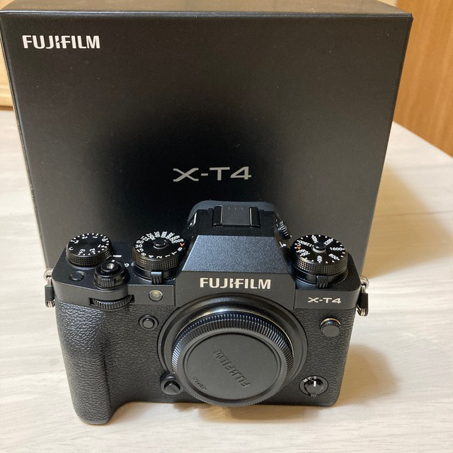 富士フイルム(フジフイルム)の【美品 保証期間内】FUJIFILM XｰT4本体  スマホ/家電/カメラのカメラ(ミラーレス一眼)の商品写真