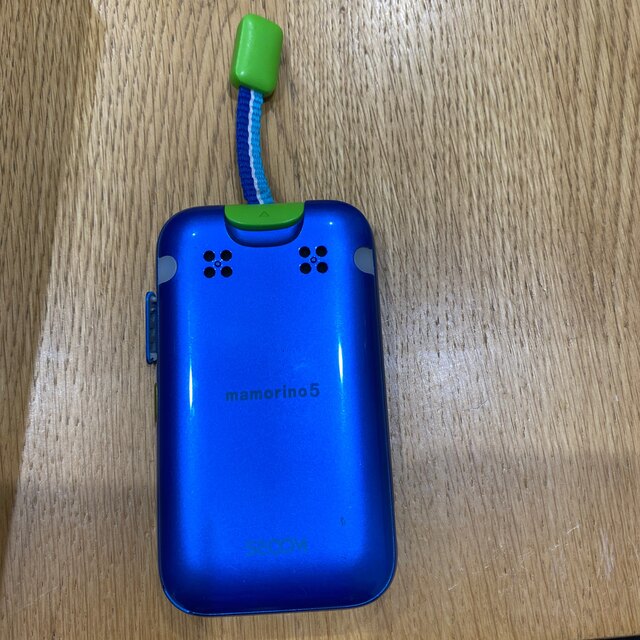 au(エーユー)のmamorino5 青 スマホ/家電/カメラのスマートフォン/携帯電話(携帯電話本体)の商品写真