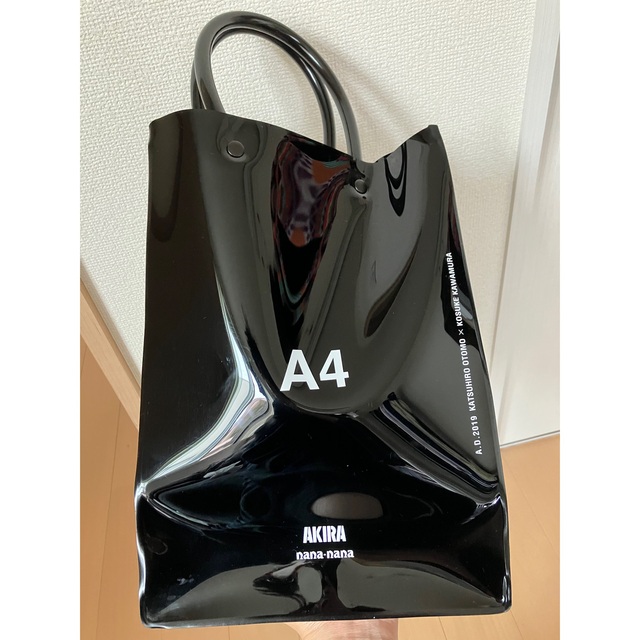 AKIRA PRODUCTS(アキラプロダクツ)のnana-nana × AKIRA PVC トートバッグ A4 黒 メンズのバッグ(ショルダーバッグ)の商品写真