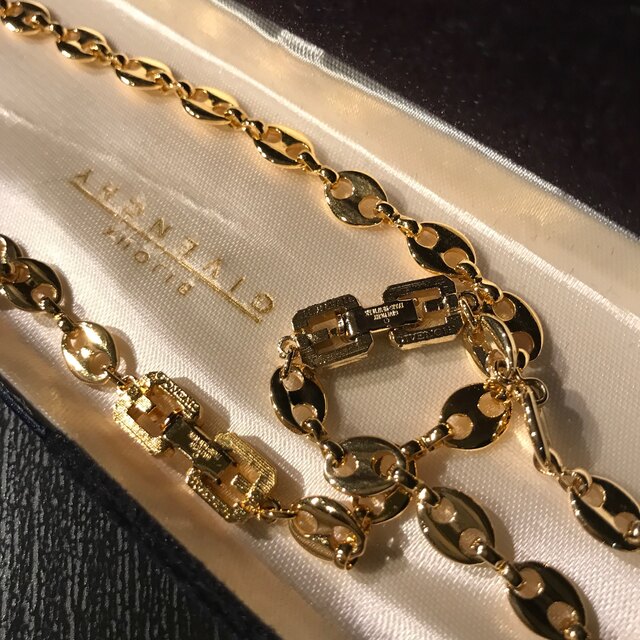 GIVENCHY(ジバンシィ)のGIVENCHY  ネックレス　ブレス　箱ケース付き！ レディースのアクセサリー(ネックレス)の商品写真