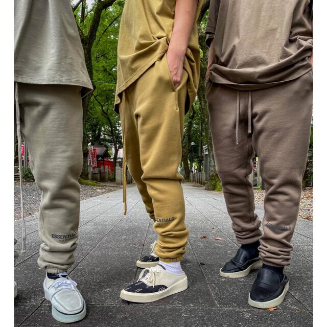 FEAR OF GOD(フィアオブゴッド)のESSENTIALS SWEATPANT HARVEST fear of god メンズのパンツ(その他)の商品写真