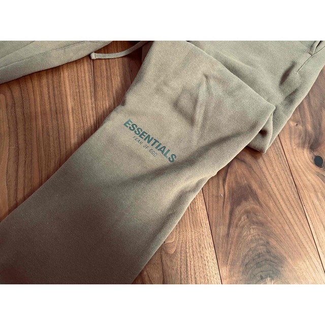 FEAR OF GOD(フィアオブゴッド)のESSENTIALS SWEATPANT HARVEST fear of god メンズのパンツ(その他)の商品写真