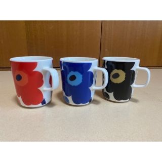 マリメッコ(marimekko)の【じんこ様専用】marimekko マリメッコマグカップ　ウニッコ（赤・青・黒）(グラス/カップ)