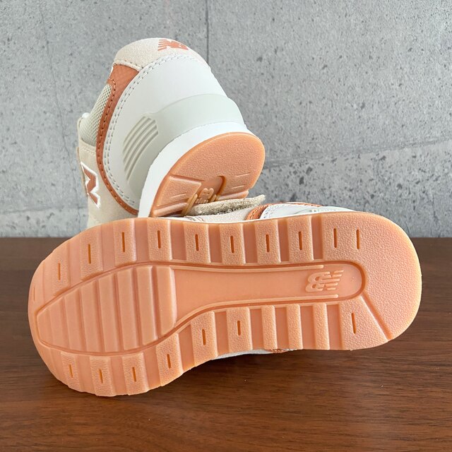 New Balance(ニューバランス)の【新品】15.5センチ ベージュ×オレンジ ニューバランス スニーカー キッズ キッズ/ベビー/マタニティのキッズ靴/シューズ(15cm~)(スニーカー)の商品写真