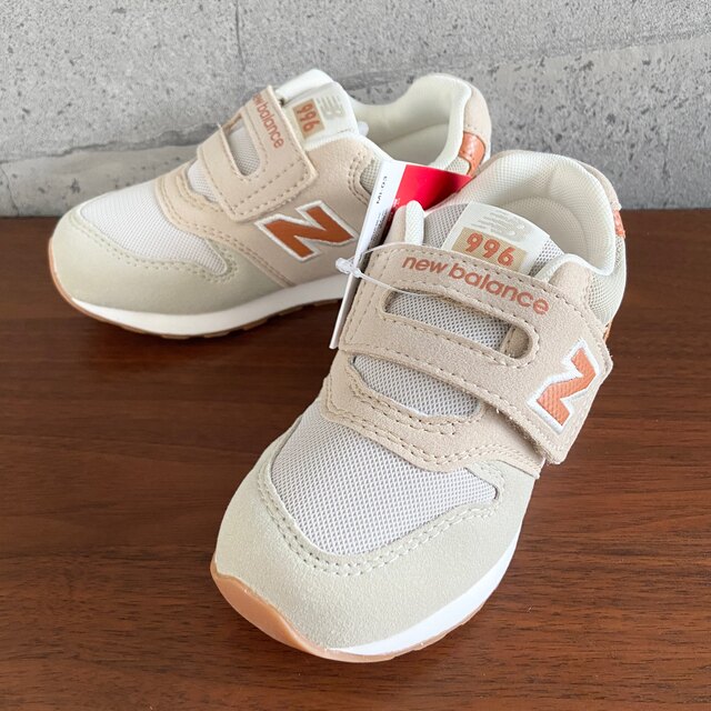 New Balance(ニューバランス)の【新品】15.5センチ ベージュ×オレンジ ニューバランス スニーカー キッズ キッズ/ベビー/マタニティのキッズ靴/シューズ(15cm~)(スニーカー)の商品写真