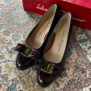 サルヴァトーレフェラガモ(Salvatore Ferragamo)の☆  Salvatore Ferragamo フェラガモ ヴァラ パンプス ☆(ハイヒール/パンプス)