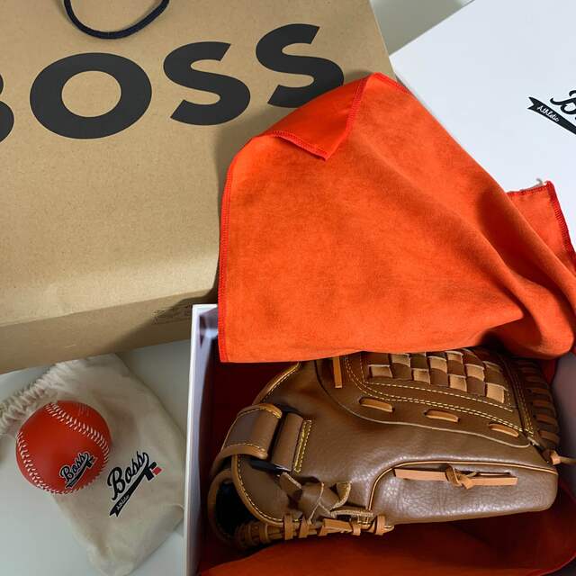 宅配便配送 大谷翔平 HUGO BOSS×Russell Athletic グローブボール sushitai.com.mx