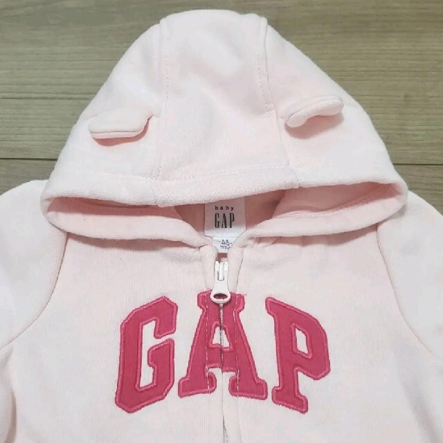 babyGAP(ベビーギャップ)のbabyGAP　耳付きロゴパーカー　ピンク　60 キッズ/ベビー/マタニティのベビー服(~85cm)(トレーナー)の商品写真