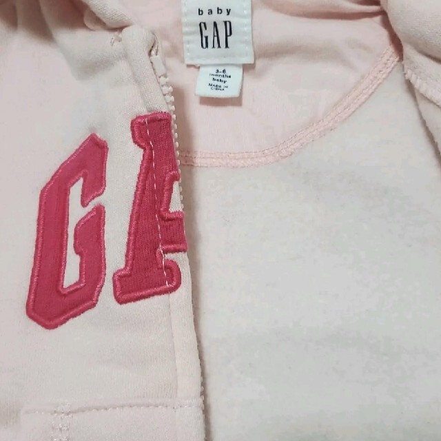 babyGAP(ベビーギャップ)のbabyGAP　耳付きロゴパーカー　ピンク　60 キッズ/ベビー/マタニティのベビー服(~85cm)(トレーナー)の商品写真