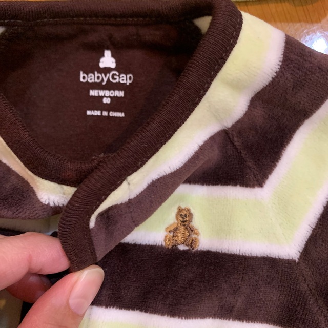 babyGAP(ベビーギャップ)のbabyGAP ボディオール&帽子　60サイズ キッズ/ベビー/マタニティのベビー服(~85cm)(ロンパース)の商品写真