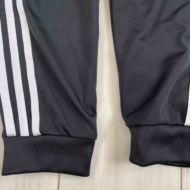 adidas(アディダス)のadidas トラックパンツ　キッズ　140 ブラック キッズ/ベビー/マタニティのキッズ服男の子用(90cm~)(パンツ/スパッツ)の商品写真