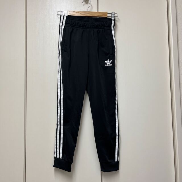 adidas(アディダス)のadidas トラックパンツ　キッズ　140 ブラック キッズ/ベビー/マタニティのキッズ服男の子用(90cm~)(パンツ/スパッツ)の商品写真