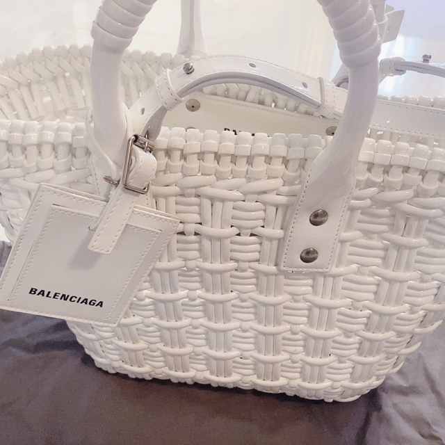 人気のクリスマスアイテムがいっぱい! Balenciaga - 新品未使用 バレンシアガ かごバック ホワイト かごバッグ+ストローバッグ - rinsa.ca