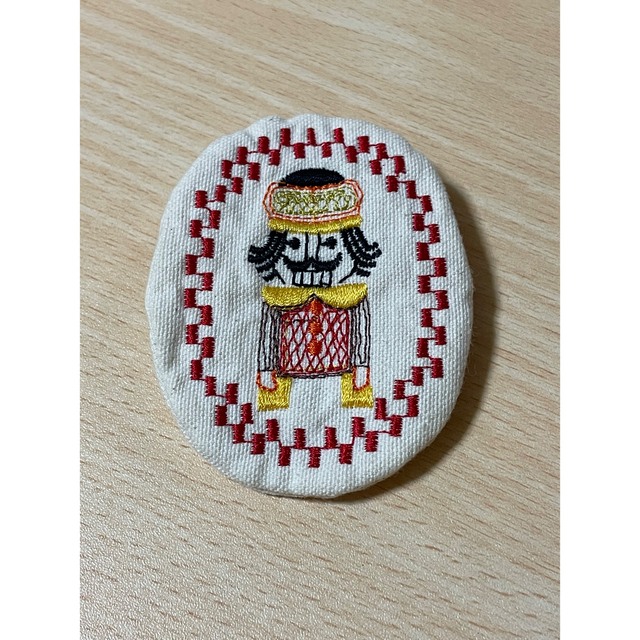 THE EMPORIUM(ジエンポリアム)のジエンポリアム　王様ブローチ　兵士　刺繍 レディースのアクセサリー(ブローチ/コサージュ)の商品写真