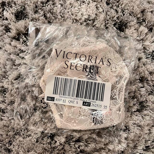 Victoria's Secret(ヴィクトリアズシークレット)の【新品】victoria's secret パンツ　白レース　シャインストラップ レディースの下着/アンダーウェア(ショーツ)の商品写真