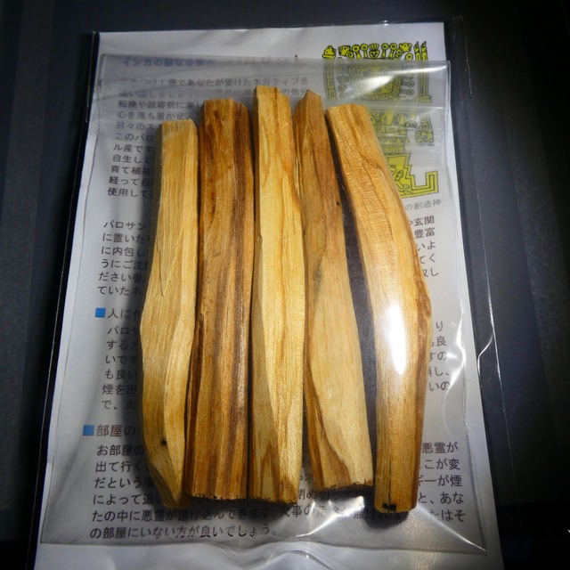 パロサント 香木 30g 浄化 癒し リラックス効果 虫除けに ☆☆☆ ハンドメイドの素材/材料(各種パーツ)の商品写真