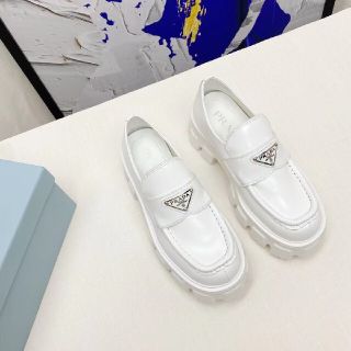 プラダ ホワイト ローファー/革靴(レディース)の通販 40点 | PRADAの