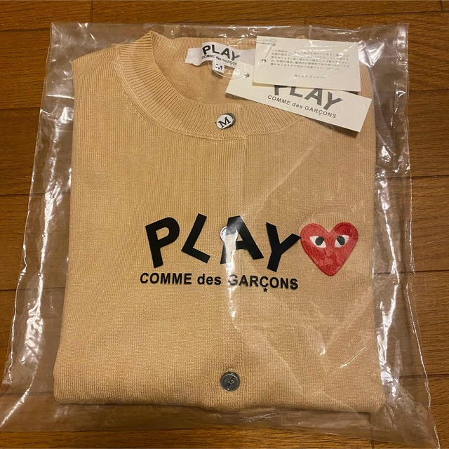 COMME des GARCONS(コムデギャルソン)の【即日発送】PLAYコムデギャルソン　カーディガンUネック レディースのトップス(カーディガン)の商品写真