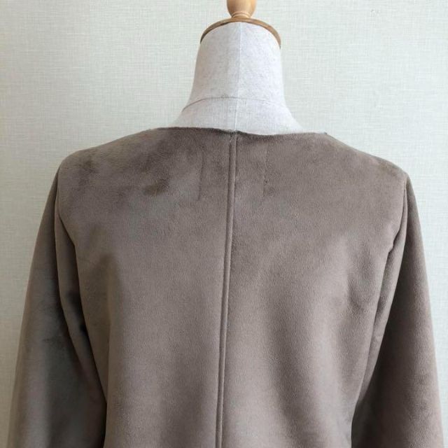 ikka(イッカ)のイッカ　ノーカラーフェイクムートンコート　ミディアム丈　モカ　M レディースのジャケット/アウター(ロングコート)の商品写真