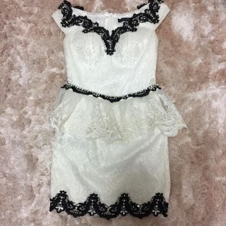 《ROBE de FLEURS Glossy》ペプラムレースドレス(ナイトドレス)