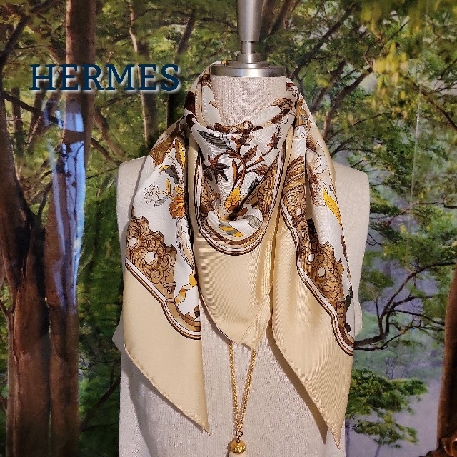 Hermes(エルメス)のHERMES　エルメス　スカーフ　シルク　カレ90　おが屑 レディースのファッション小物(バンダナ/スカーフ)の商品写真