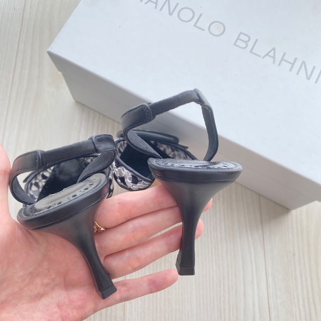 MANOLO BLAHNIK(マノロブラニク)の【新品】Manolo Blahnik マノロブラニク レース×バックル パンプス レディースの靴/シューズ(ハイヒール/パンプス)の商品写真