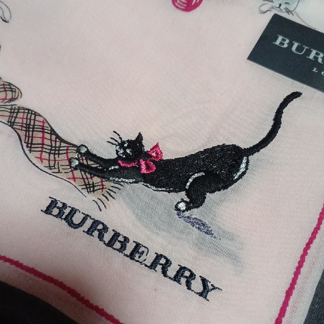 BURBERRY(バーバリー)の値下げ📌バーバリー☆大判ハンカチーフ🐱58×58 レディースのファッション小物(ハンカチ)の商品写真