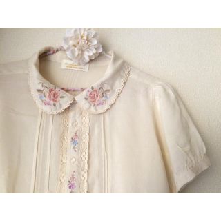 ダブルクローゼット(w closet)のWクローゼット＊花刺繍ブラウス(シャツ/ブラウス(半袖/袖なし))