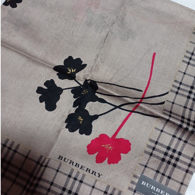 BURBERRY(バーバリー)の値下げ📌バーバリー☆大判ハンカチーフ🌼58×58 レディースのファッション小物(ハンカチ)の商品写真