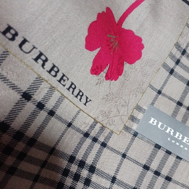 BURBERRY(バーバリー)の値下げ📌バーバリー☆大判ハンカチーフ🌼58×58 レディースのファッション小物(ハンカチ)の商品写真