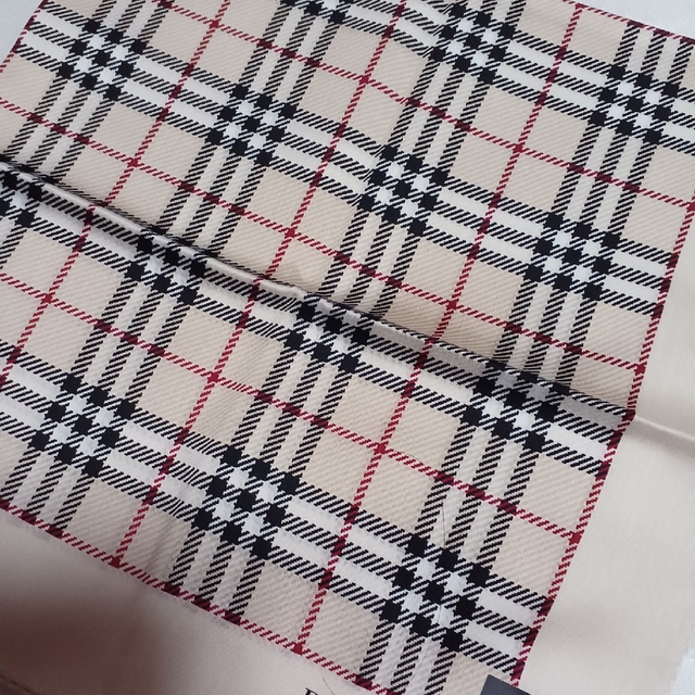 BURBERRY(バーバリー)の値下げ📌バーバリー☆大判ハンカチーフ58×58 レディースのファッション小物(ハンカチ)の商品写真