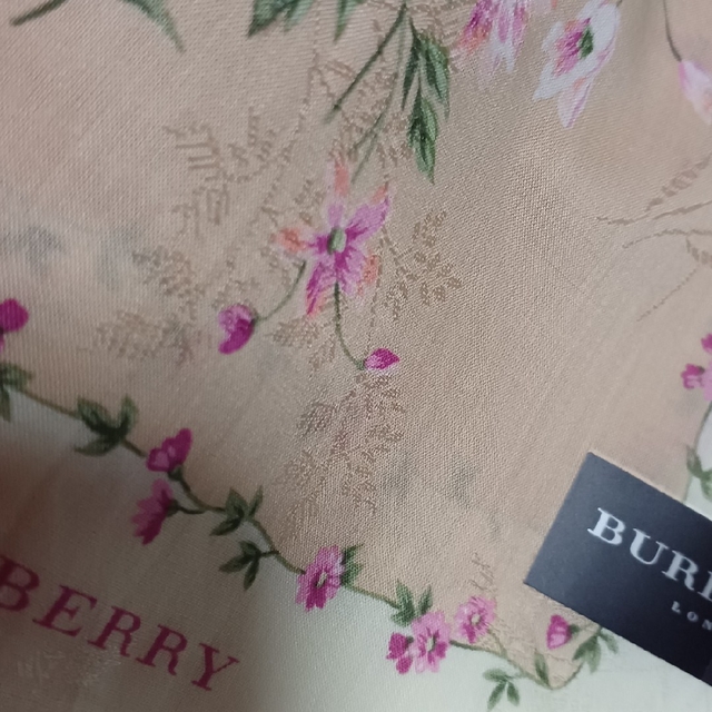 BURBERRY(バーバリー)の値下げ📌バーバリー☆大判ハンカチーフ58×58 レディースのファッション小物(ハンカチ)の商品写真