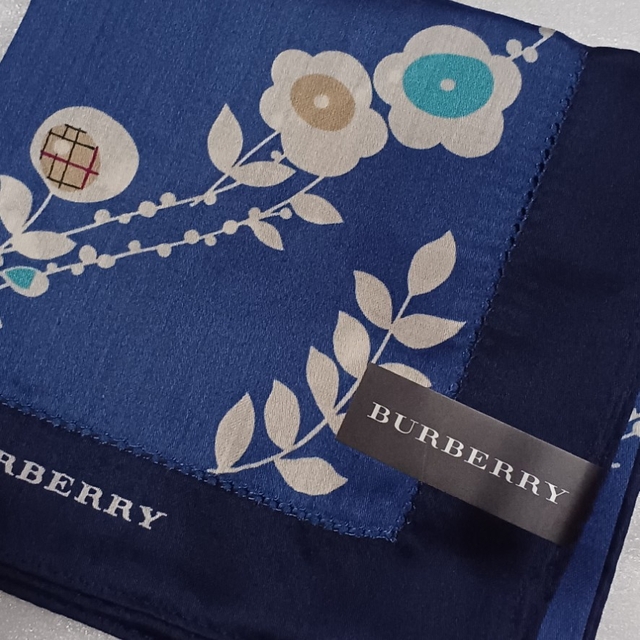 BURBERRY(バーバリー)の値下げ📌バーバリー☆大判ハンカチーフ58×58 レディースのファッション小物(ハンカチ)の商品写真